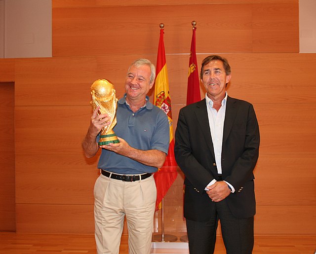 El presidente de la Comunidad recibe en el Palacio de San Esteban la Copa del Mundo del Fútbol - 3, Foto 3