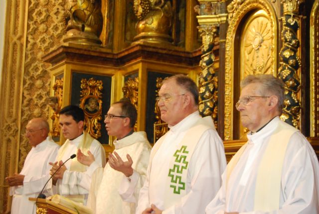 Los vecinos de Totana despiden a D Francisco Fructuoso, párroco de Santiago el Mayor, que ha sido nombrado vicario episcopal de la zona de Lorca, Foto 3