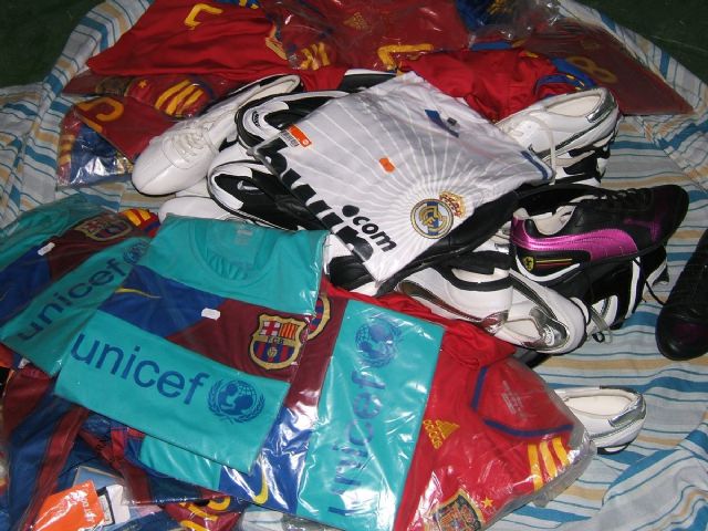 La Policía Local realiza 34 decomisos de copias piratas y prendas falsificadas en los mercadillos municipales - 3, Foto 3