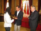 El Alcalde recibe a los participantes en el XLIII Festival de Folklore en el Mediterrneo