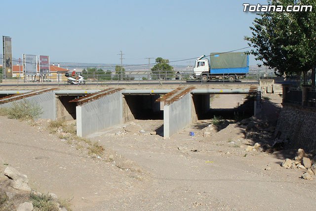 PSOE: Las obras de la redonda en la Rambla de La Santa están paralizadas por la torpeza de la concejal de Obras”, Foto 1