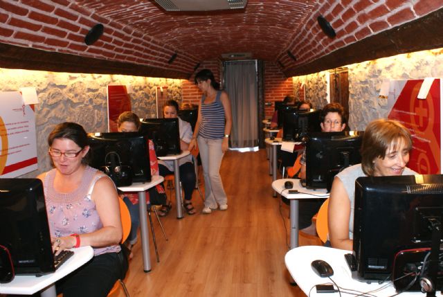 Más de 70 mujeres lumbrerenses participan en el programa de informática y nuevas tecnologías 'Internet a tu medida' - 1, Foto 1