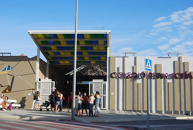 Unos 3.500 niños han comenzado hoy el curso escolar de educación primaria y secundaria 2010/2011 en las aulas de los doce centros del municipio, Foto 1