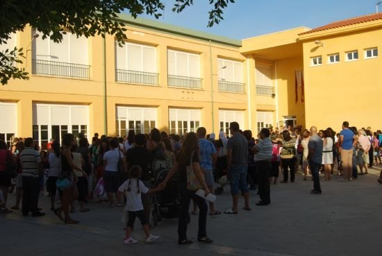 Unos 3.500 niños han comenzado hoy el curso escolar de educación primaria y secundaria 2010/2011 en las aulas de los doce centros del municipio, Foto 3