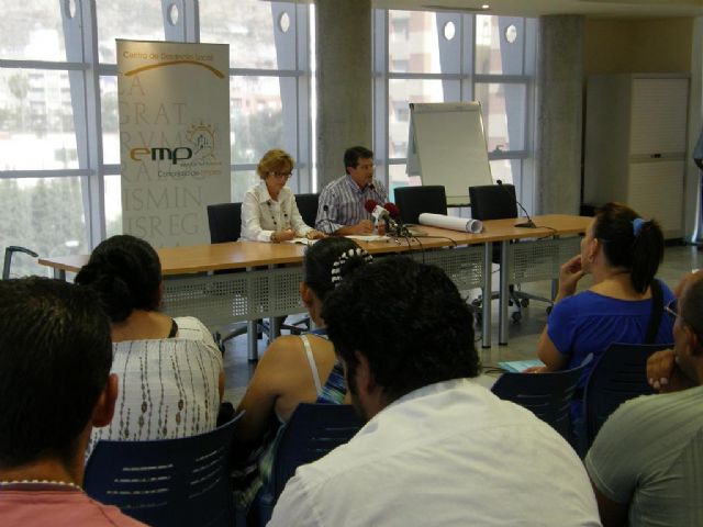 El Ayuntamiento saca del paro a 66 desempleados para mantener jardines, forestación, limpiar y mejorar la señalización viaria - 1, Foto 1