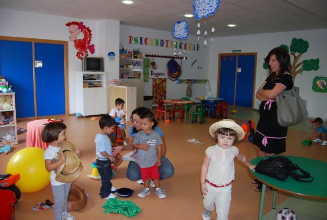 The Department of Education will open its primary schools at 8:00 am during the school year 2010/2011, Foto 1