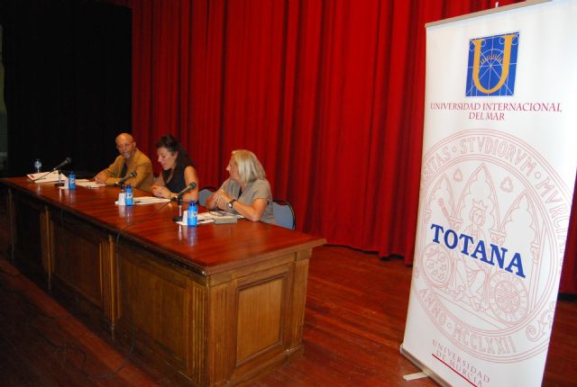 The Councillor for Education inaugurated the course "Philosophy as practical knowledge, paideia and art of thinking" of the Universidad Internacional del Mar, Foto 1
