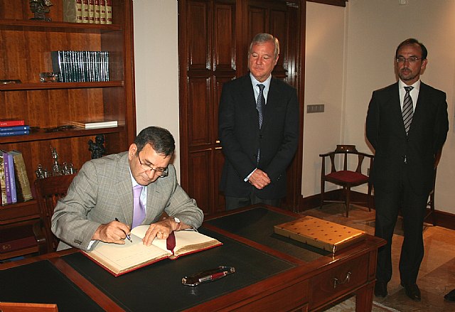 El presidente de la Comunidad recibe al embajador de Argelia - 1, Foto 1