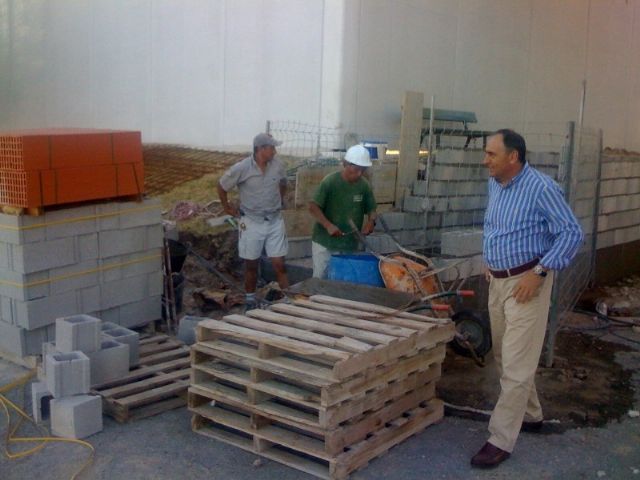 El concejal de Deportes visita el buen estado de las obras de cubrición de la pista del Polideportivo municipal 6 de Diciembre, Foto 1