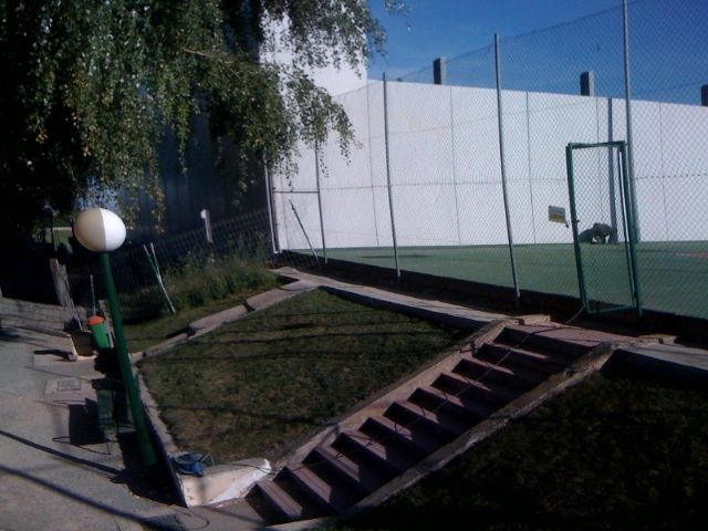 El concejal de Deportes visita el buen estado de las obras de cubrición de la pista del Polideportivo municipal 6 de Diciembre, Foto 2