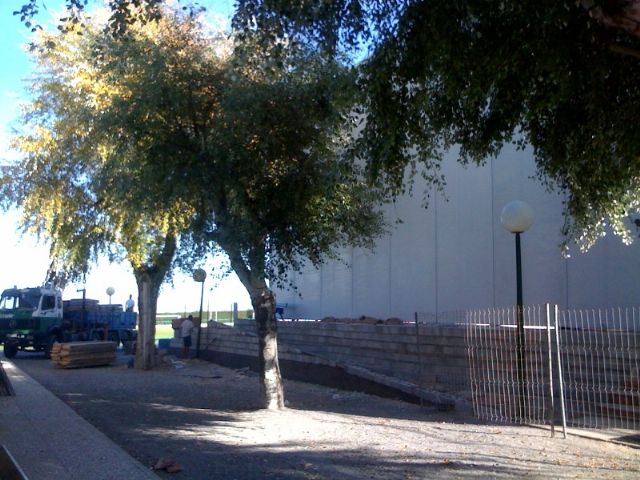 El concejal de Deportes visita el buen estado de las obras de cubrición de la pista del Polideportivo municipal 6 de Diciembre, Foto 3