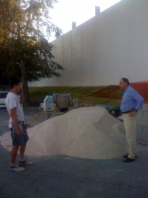 El concejal de Deportes visita el buen estado de las obras de cubrición de la pista del Polideportivo municipal 6 de Diciembre, Foto 4