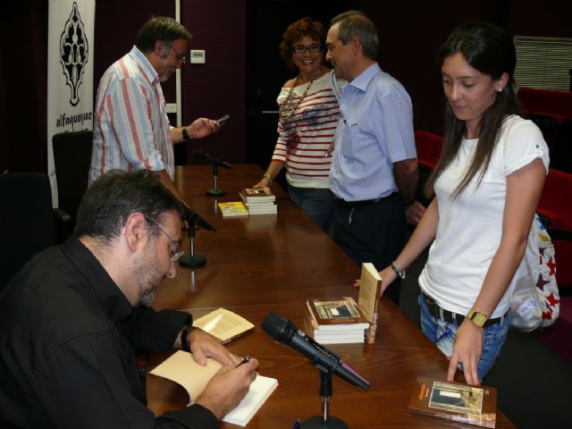 Eloy M. Cebrián presenta, en Jumilla, su libro ´Comunión´, dentro del ciclo ´La biblioteca presenta´ - 4, Foto 4