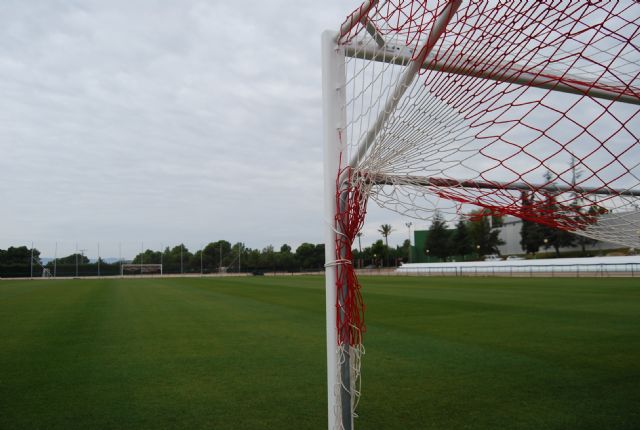 El ex alcalde, Antonio Pérez Férez, realizará el saque de honor del partido inaugural del campo de césped natural del 6 de Diciembre, Foto 1