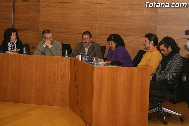 Totana Socialists in Parliament will support the Roma and the rejection of the "xenophobic French policy", Foto 1
