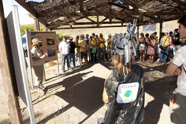 Voluntarios de toda la región pusieron en marcha la campaña A limpiar El Mundo en Calblanque - 1, Foto 1