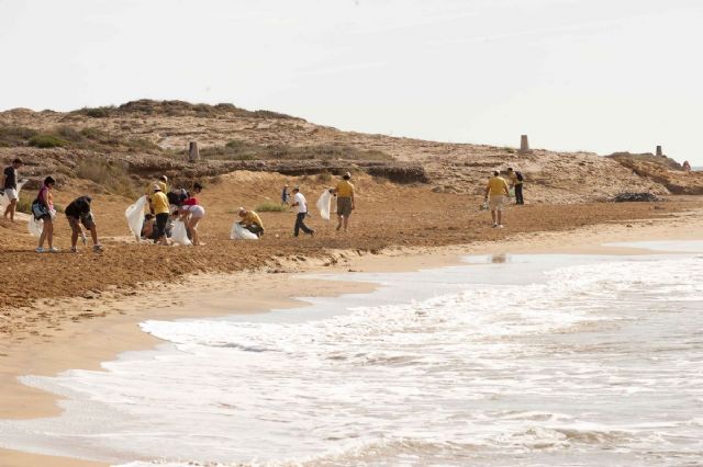 Voluntarios de toda la región pusieron en marcha la campaña A limpiar El Mundo en Calblanque - 5, Foto 5