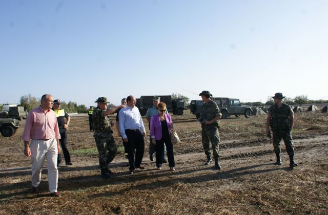 El Alcalde visita a los más de 200 militares del Grupo de Artillería Antiaérea I/74 que realizan maniobras del ejército en Puerto Lumbreras - 2, Foto 2