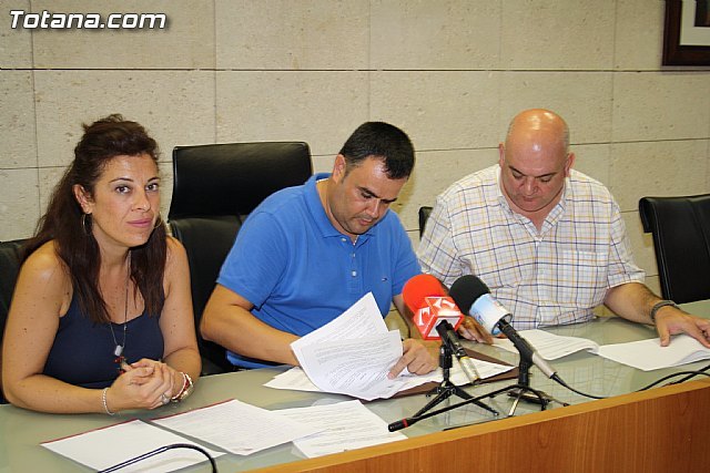 El alcalde y el presidente de la Asamblea Local de Cruz Roja Española suscriben un convenio de colaboración, Foto 2
