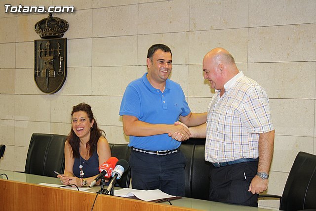 El alcalde y el presidente de la Asamblea Local de Cruz Roja Española suscriben un convenio de colaboración, Foto 3