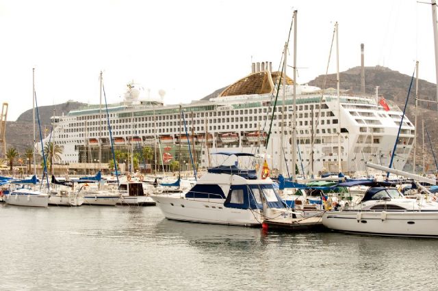 Las calles de la ciudad se llenan de turistas extranjeros con la llegada del Oceana - 1, Foto 1