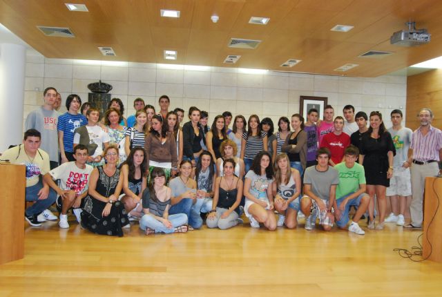 La concejal de Educación recibe a los alumnos del IES Juan de la Cierva y a los del IES Juan de Herreera de El Escorial (Madrid), Foto 1