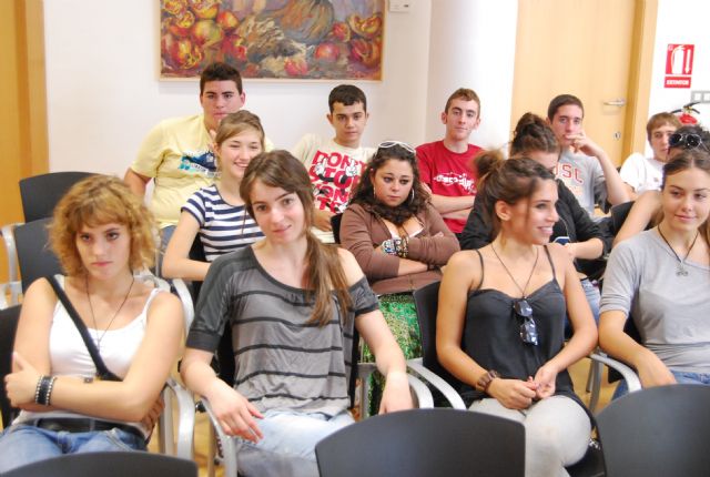 La concejal de Educación recibe a los alumnos del IES Juan de la Cierva y a los del IES Juan de Herreera de El Escorial (Madrid), Foto 3