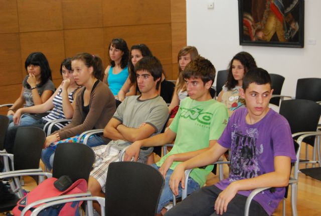 La concejal de Educación recibe a los alumnos del IES Juan de la Cierva y a los del IES Juan de Herreera de El Escorial (Madrid), Foto 4