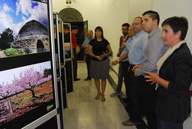 Autoridades municipales acuden a la inauguración de la exposición itinerante fotoespuña 2009, Foto 1