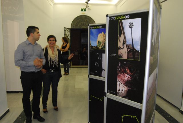 Autoridades municipales acuden a la inauguración de la exposición itinerante fotoespuña 2009, Foto 2