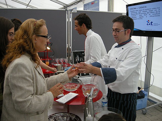 Marina García Vidal, visita el espacio que el Centro de Cualificación Turística instaló en e l Patio de Armas del Cuartel de Artillería - 1, Foto 1