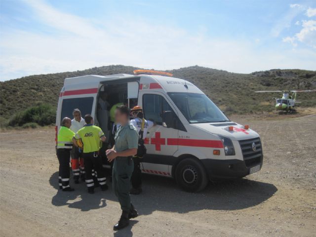 Cruz Roja de Águilas activa varios retenes de voluntarios para asistir a una senderista accidentada en la zona del cuartel de Siscar - 1, Foto 1