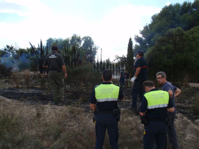 Protección Civil, Bomberos, Agentes Forestales y Policía Local de Totana participan en las labores de extinción de un incendio, Foto 4