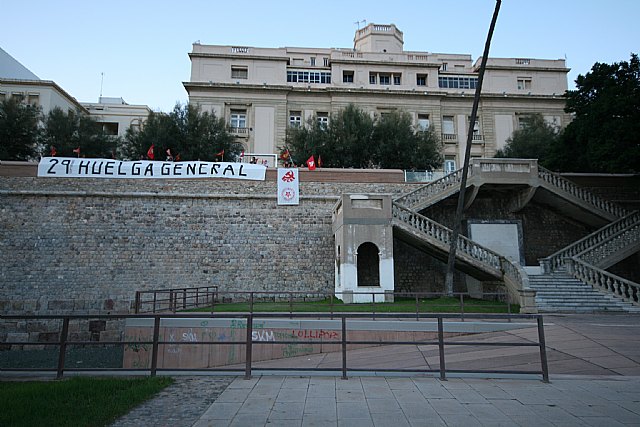 El PCE y las Juventudes Comunistas desplegarán esta tarde una gran pancarta en apoyo a los trabajadores - 2, Foto 2
