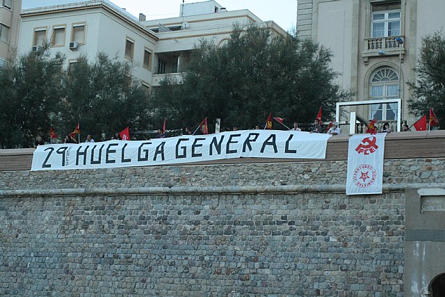 El PCE y las Juventudes Comunistas desplegarán esta tarde una gran pancarta en apoyo a los trabajadores - 3, Foto 3
