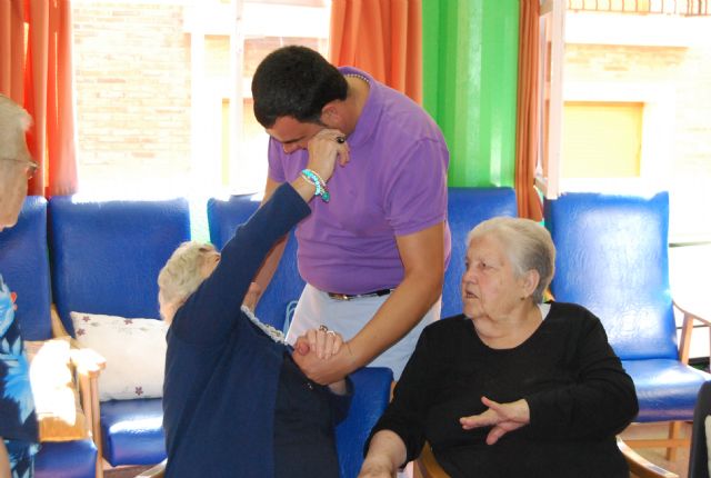 Las personas mayores de Totana celebran hoy su Día Internacional con una Asamblea General de los socios del Centro Municipal y una chocolatada, Foto 3