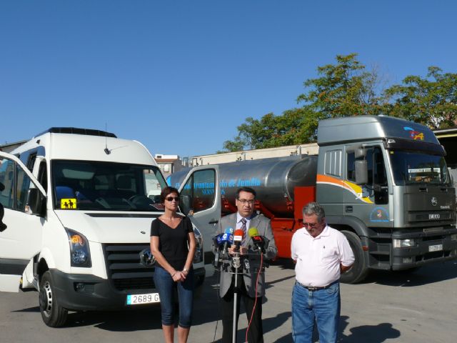 El ayuntamiento dispone de un autobús turístico y un nuevo camión cisterna para el área de servicios - 1, Foto 1