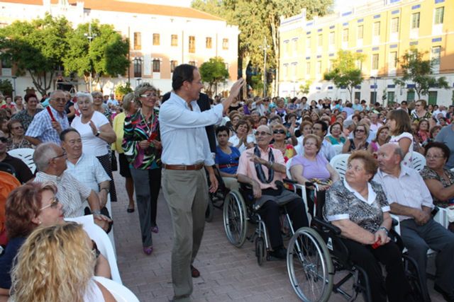 Cerca de 4.500 personas de los 76 centros de mayores abarrotan el Cuartel de Artillería para escuchar las canciones de Lolita - 1, Foto 1