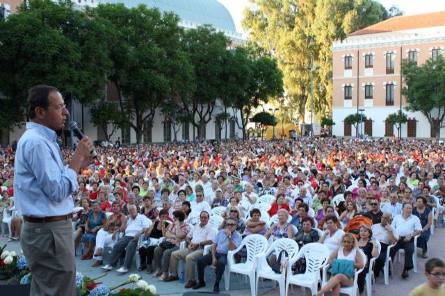 Cerca de 4.500 personas de los 76 centros de mayores abarrotan el Cuartel de Artillería para escuchar las canciones de Lolita - 2, Foto 2