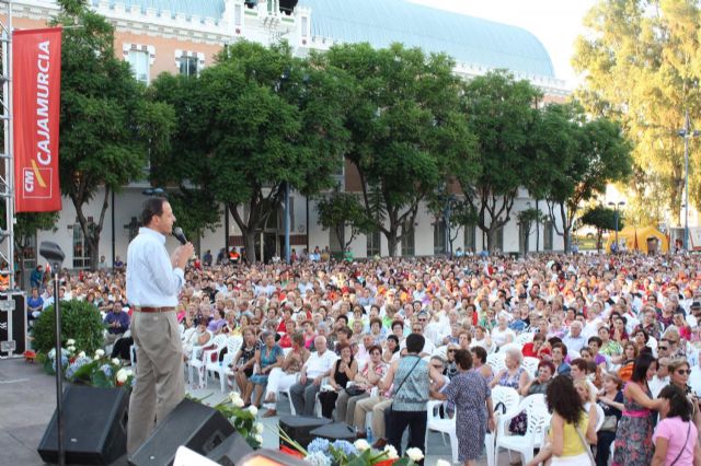 Cerca de 4.500 personas de los 76 centros de mayores abarrotan el Cuartel de Artillería para escuchar las canciones de Lolita - 3, Foto 3