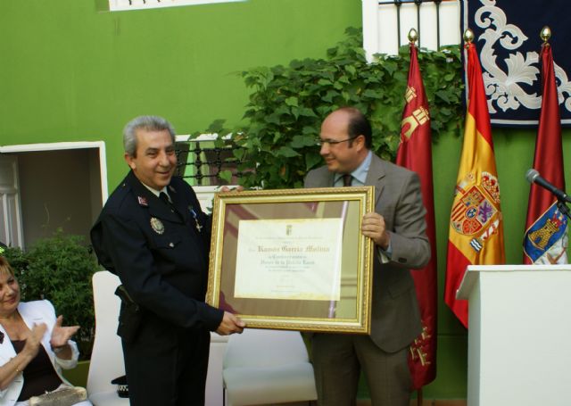 El Ayuntamiento de Puerto Lumbreras condecora a dos policías locales por sus 25 años de trabajo en la localidad - 1, Foto 1