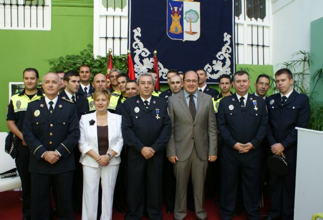 El Ayuntamiento de Puerto Lumbreras condecora a dos policías locales por sus 25 años de trabajo en la localidad - 2, Foto 2