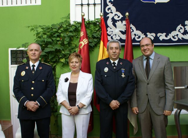 El Ayuntamiento de Puerto Lumbreras condecora a dos policías locales por sus 25 años de trabajo en la localidad - 3, Foto 3