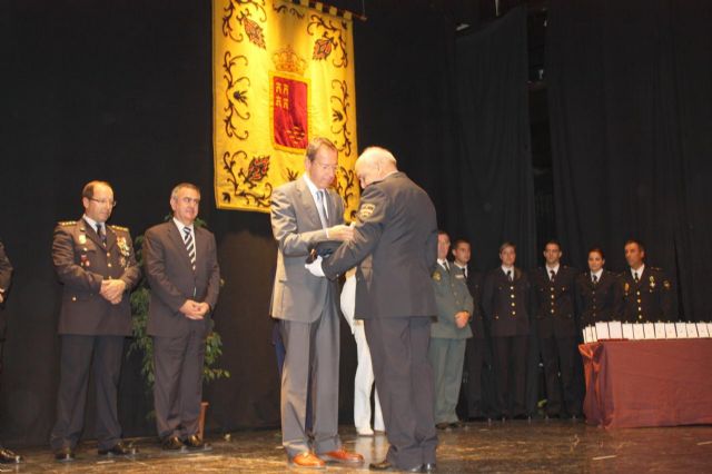 El Alcalde asiste al acto de imposición de condecoraciones con motivo del Día de la Policía - 1, Foto 1
