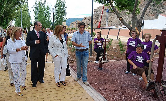 El jardn Miguel de Cervantes de Alhama estrena aparatos gimnsticos biosaludables, Foto 1