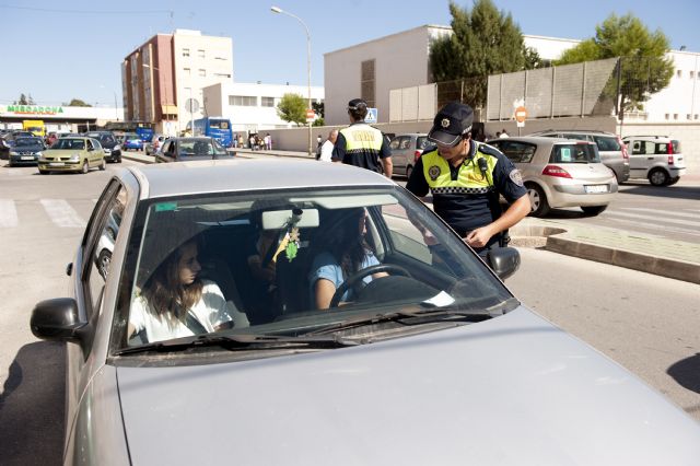 La Policía Local controla el uso de silletas y cinturones de seguridad a la entrada y salida de los colegios - 2, Foto 2