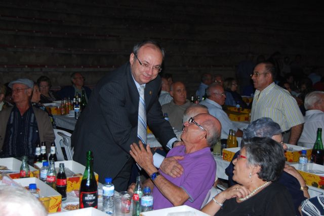 Nuestros mayores bailaron sin parar en la Fiesta organizada para ellos durante la Feria 2010, Foto 2