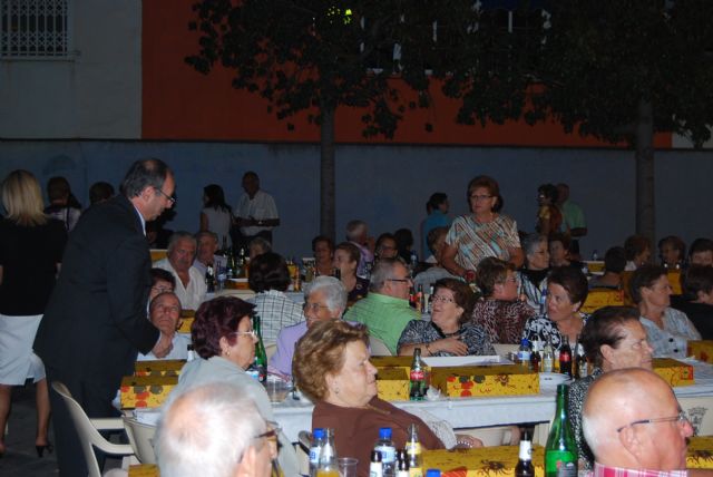 Nuestros mayores bailaron sin parar en la Fiesta organizada para ellos durante la Feria 2010, Foto 5