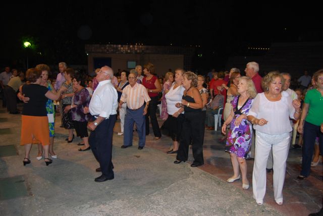 Nuestros mayores bailaron sin parar en la Fiesta organizada para ellos durante la Feria 2010, Foto 6
