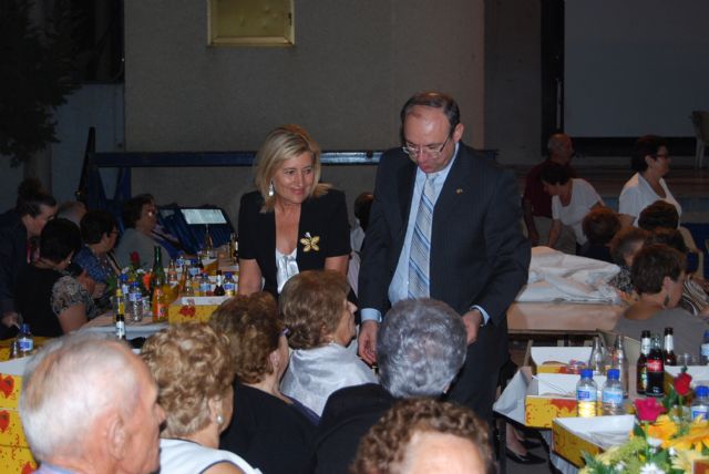 Nuestros mayores bailaron sin parar en la Fiesta organizada para ellos durante la Feria 2010, Foto 7